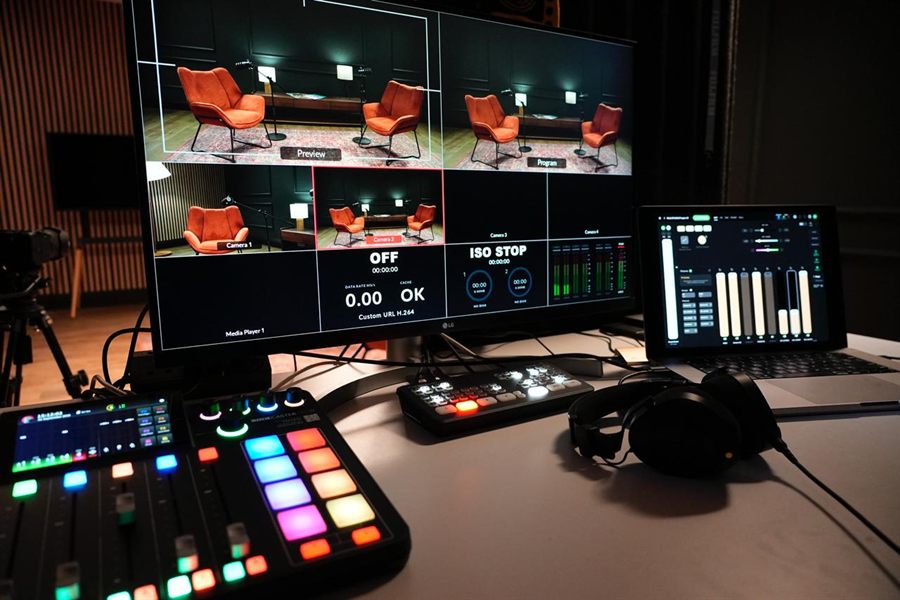 Reżyserka — podgląd multicam, mikser Rodecaster, ATEM i słuchawki