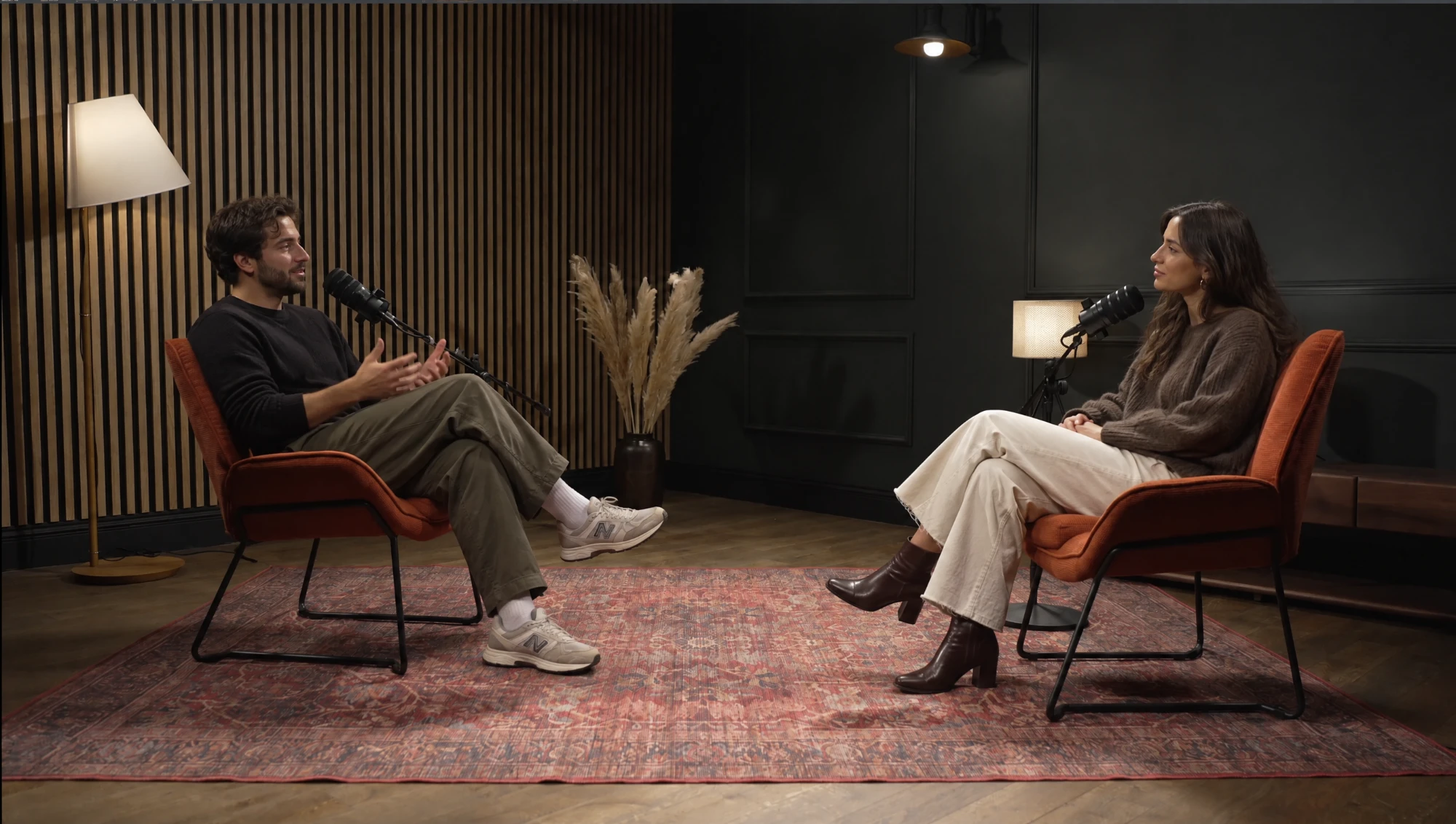 FOCUS SET — At the table or in armchairs